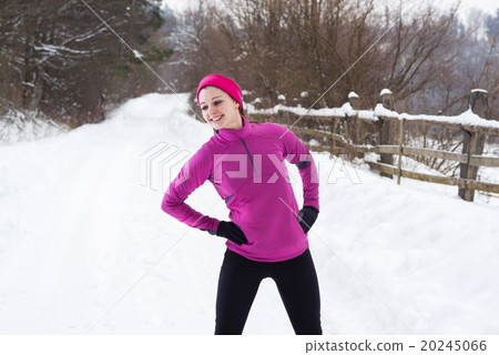 行为_动作 跑步 照片 woman running in winter 首页 照片 姿势_表情