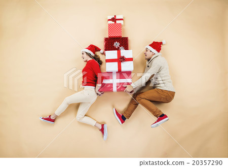 图库照片: young couple with christmas presents