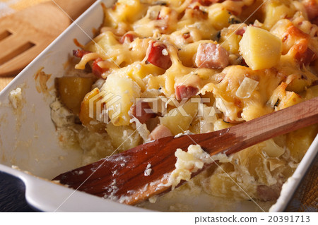 图库照片: tartiflette potatoes with bacon and cheese macro