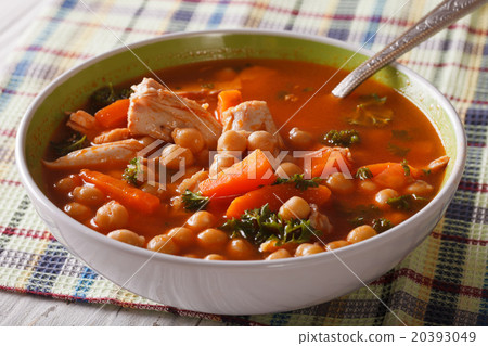 图库照片: tomato soup with chickpeas and chicken close-up