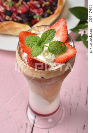 图库照片: ice cream sundae topped with fresh strawberry