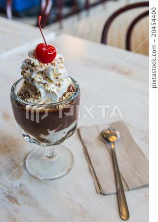 图库照片: famous hot fudge sundae ice cream in ghirardelli