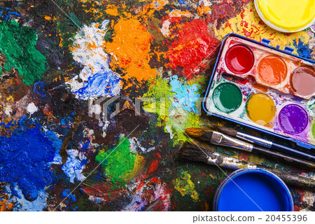 watercolor,woodland 照片素材(图片): watercolor paints and paintbrushes