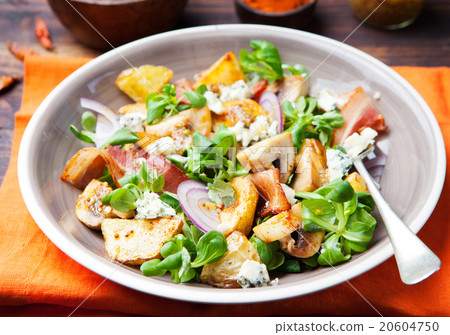 图库照片: potato salad with bacon, mushroom on orange napkin