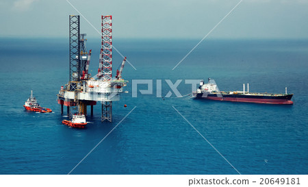 图库照片: offshore oil rig drilling platform(color tone)