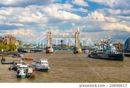 图库照片: view of the thames river in london - england