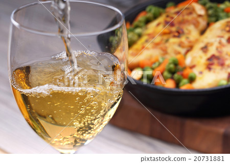 图库照片: pouring white wine and food