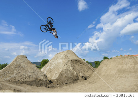 图库照片: man does somersaults on bike