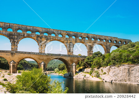图库照片: ancient old roman aqueduct of pont du gard, nimes