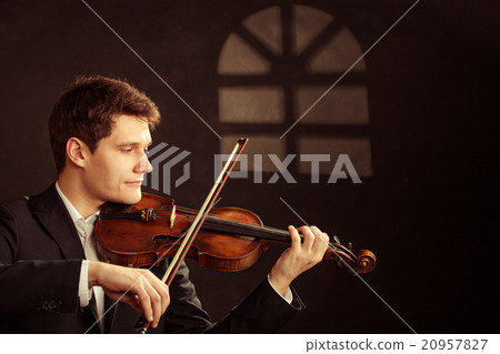 图库照片: man violinist playing violin. classical music art