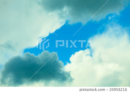 图库照片: deep blue sky background with white clouds