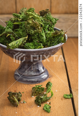 图库照片: kale chips with sea salt