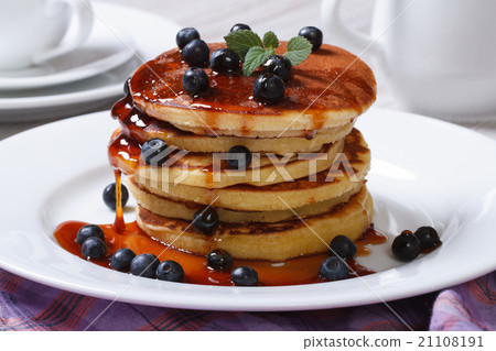 图库照片: pancake with blueberries, mint and maple syrup