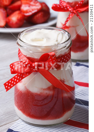 图库照片: strawberry yogurt in a jar with a bow vertical