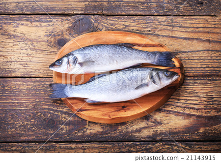 图库照片: fresh fish sea bass