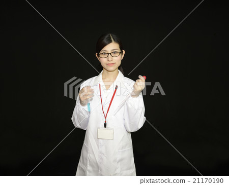 图库照片: 研究员黑背黑色背景学者女人生物生物白色服装20代试管文化
