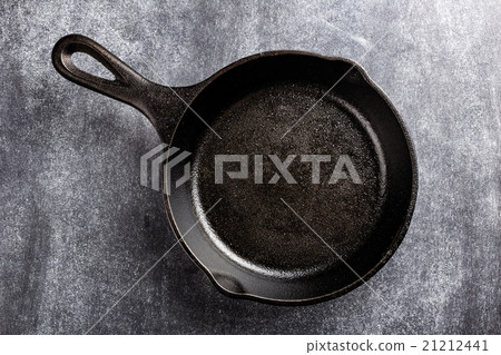 图库照片: cast iron pan on dark background