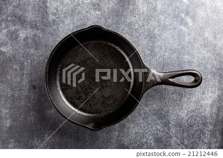 图库照片: cast iron pan on dark background