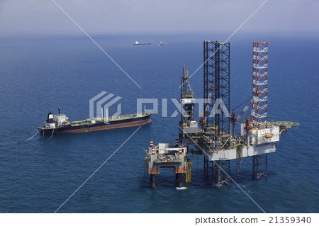 图库照片: offshore oil rig drilling platform