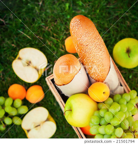 图库照片: fresh summer food fruit picnic basket apple grass