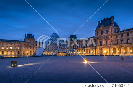 图库照片: the large glass pyramid of the louvre museum