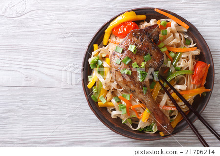 ricenoodle,ricenoodleroll 图库照片: rice noodles with duck leg and vegetables top view