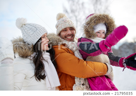 family with child in winter clothes outdoors 首页 照片 姿势_表情