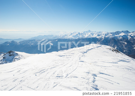 图库照片: snowcapped mountain summit