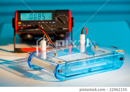 图库照片: loading dna samples onto an agarose gel for