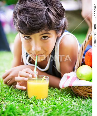 图库照片: happy boy drinking juice