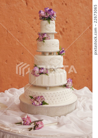 图库照片: white wedding cake decorated with flowers