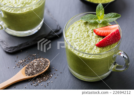 图库照片: matcha green tea chia seed pudding healthy dessert