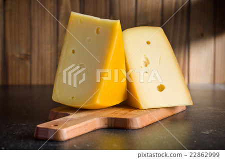 图库照片: block of edam cheese