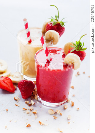 图库照片: smoothie strawberry banana fresh juice glass fruit