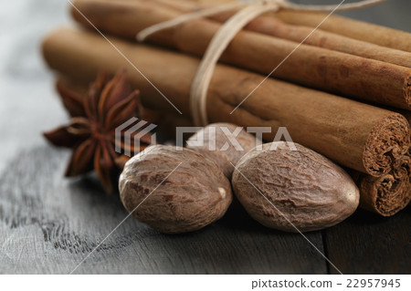nutmeg,husk 图库照片: bunch of cinnamon sticks with nutmeg and anise