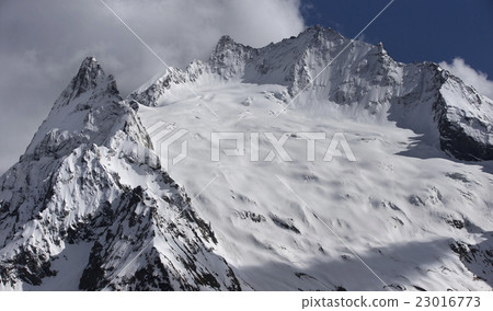 图库照片: snow-covered mountain tops. russia, caucasus.