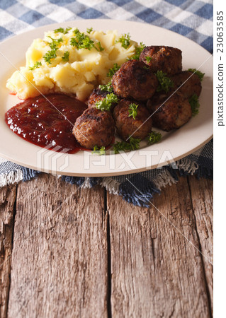 图库照片: swedish meatballs kottbullar with mashed potato