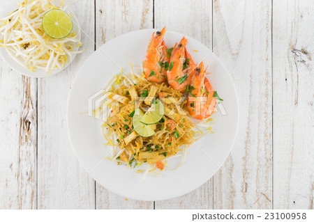 图库照片: asian rice noodle with shrimp, pad thai 查看全部