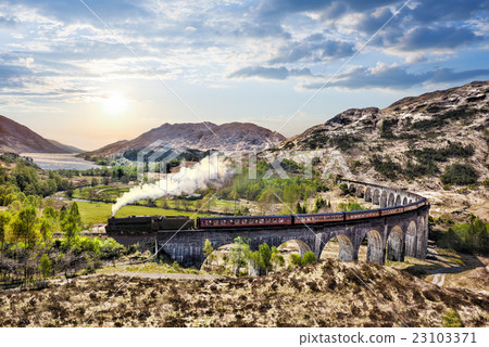 图库照片: glenfinnan railway viaduct in scotland with train