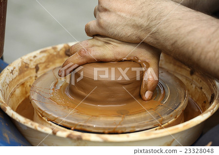 图库照片: potter clay pot