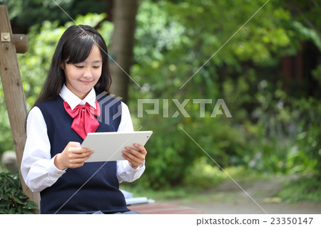 图库照片: 初中女生与平板电脑