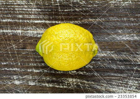 图库照片: fresh yellow lemon