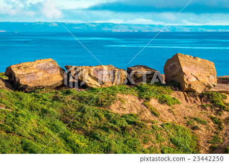 图库照片: big stone rocks with sea on background
