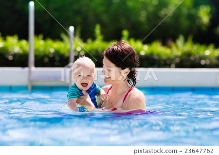 图库照片: mother and baby in swimming pool