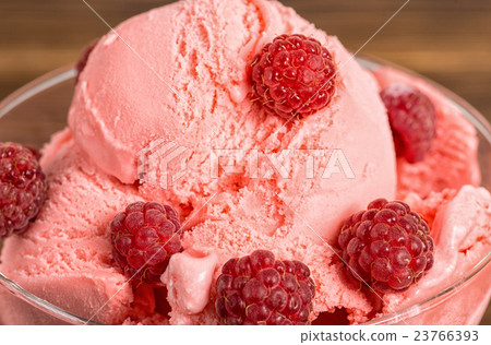 图库照片: delicious dessert raspberry pink ice cream