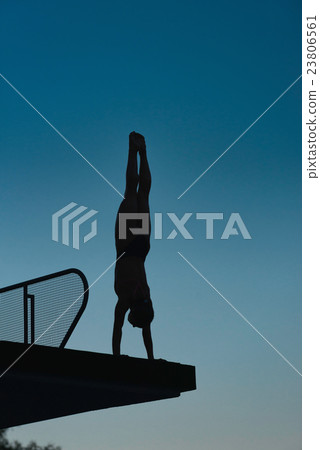 图库照片: handstand diver on diving platform