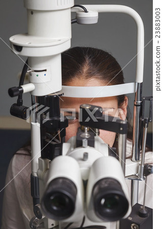 图库照片: young woman having eye test at the optometrist