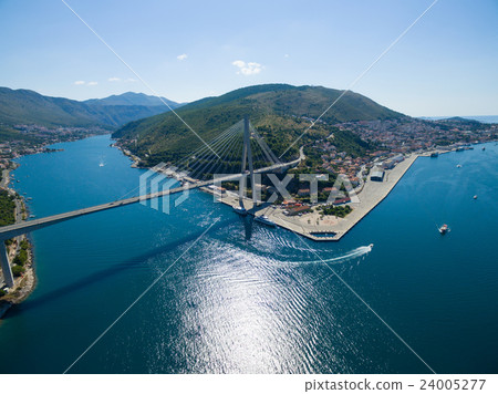 图库照片: aerial view of dubrovnik bridge - entrance to the