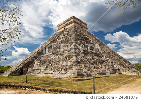 图库照片: chichen itza, mayan pyramid in yucatan, mexico