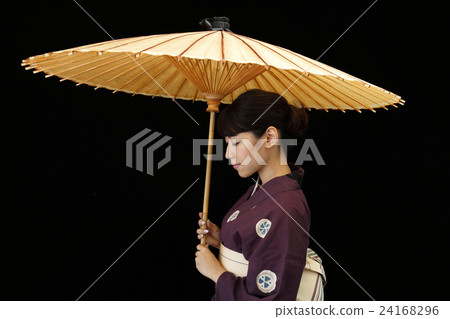图库照片: 站立在伞的yukata的一名妇女